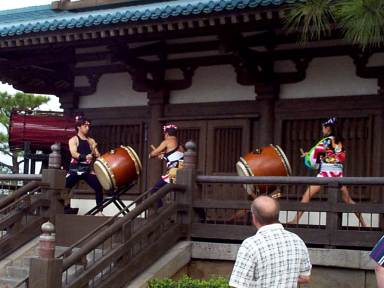 drummers.jpg (21231 bytes)
